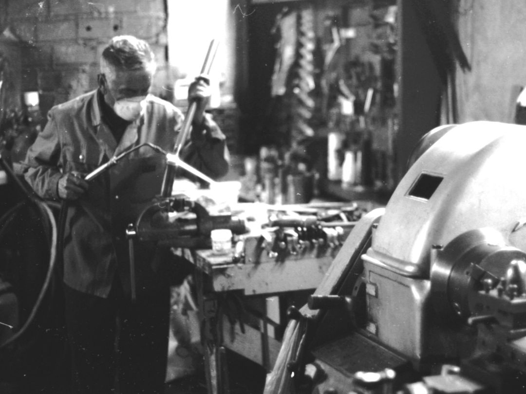 Domingo Perucha, un mecánico okupa en su propio taller